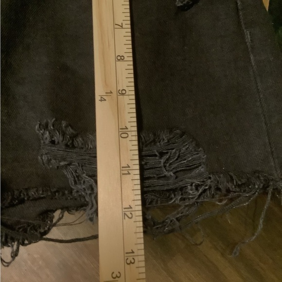 We The Free Women’s black button front 28 boyfriend‎ low rise distressed shorts - Picture 5 of 12